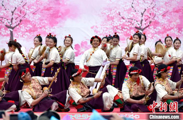 3月28日，西藏林芝第二十屆桃花旅游文化節(jié)開幕式上的文藝表演?！±盍?攝