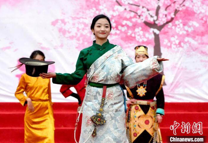 3月28日，西藏林芝第二十屆桃花旅游文化節(jié)開幕式上的文藝表演?！±盍?攝