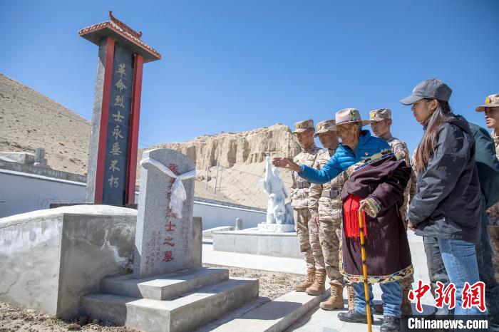 圖為在西藏阿里地區(qū)札達(dá)縣烈士陵園，82歲的次仁南杰老人為軍民代表講述新舊西藏的變化?！詵| 攝