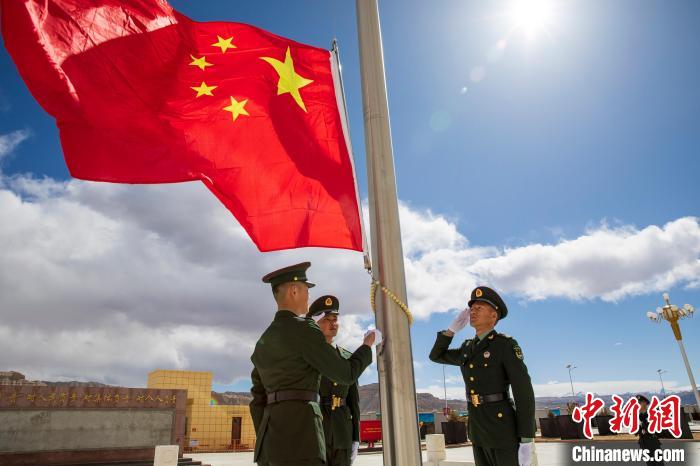 圖為在西藏阿里地區(qū)札達(dá)縣，軍民共同舉行升國(guó)旗儀式，慶祝西藏百萬農(nóng)奴解放紀(jì)念日?！詵| 攝