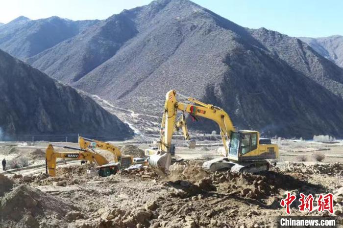 圖為高標(biāo)準(zhǔn)農(nóng)田建設(shè)施工現(xiàn)場。　格桑倫珠 攝