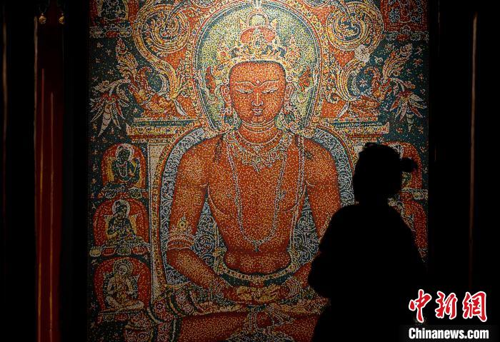 3月31日，觀眾欣賞展覽中的作品。　李林 攝
