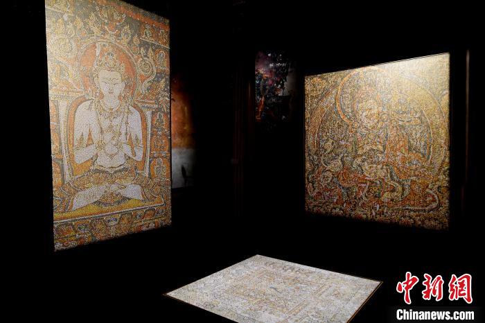 3月31日，觀眾欣賞展覽中的作品?！±盍?攝