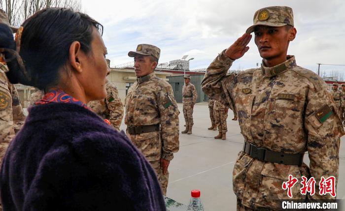 圖為列兵扎西加央向母親敬禮。　劉曉東 攝
