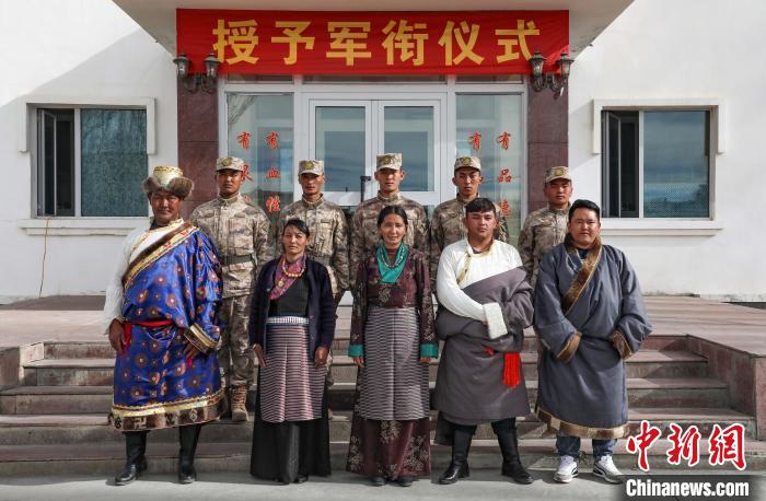 圖為列兵代表與親人合影留念?！詵| 攝