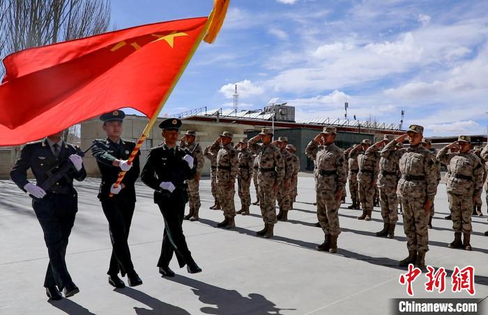 圖為授銜現(xiàn)場迎軍旗?！詵| 攝