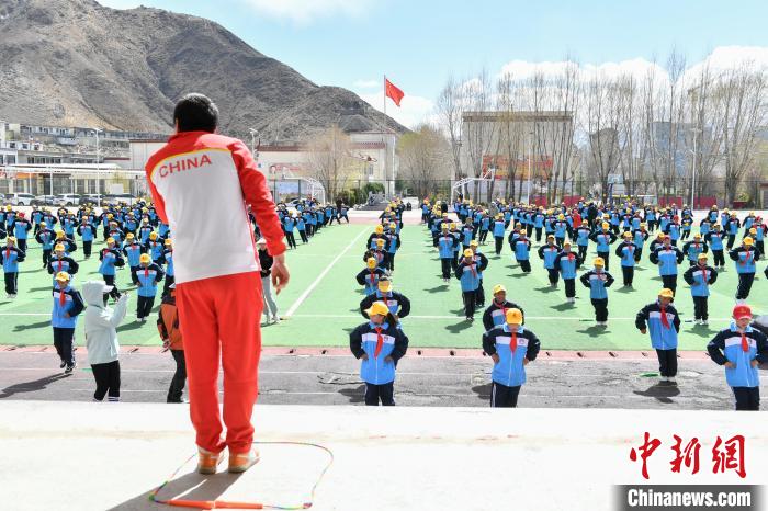圖為學(xué)生在跳繩教練齊景龍的指導(dǎo)下做準(zhǔn)備運(yùn)動(dòng)?！∝暩聛?lái)松 攝