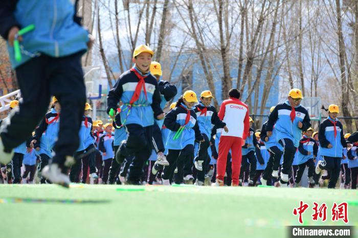 圖為學(xué)生在跳繩教練齊景龍的指導(dǎo)下做準(zhǔn)備運(yùn)動(dòng)?！∝暩聛?lái)松 攝