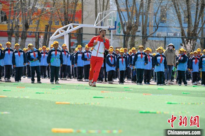 圖為學(xué)生在跳繩教練齊景龍的指導(dǎo)下做準(zhǔn)備運(yùn)動(dòng)?！∝暩聛?lái)松 攝
