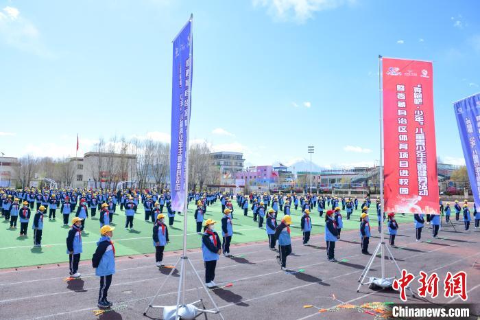 圖為學(xué)生在跳繩教練齊景龍的指導(dǎo)下做準(zhǔn)備運(yùn)動(dòng)?！∝暩聛?lái)松 攝