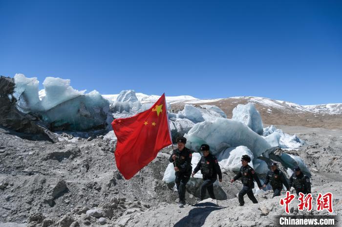4月5日，普瑪江塘邊境派出所民輔警巡邏至四零冰川附近。　江飛波 攝