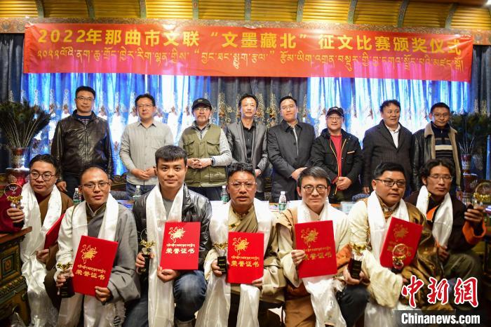 圖為獲獎(jiǎng)人員合影留念?！∝暩聛?lái)松 攝