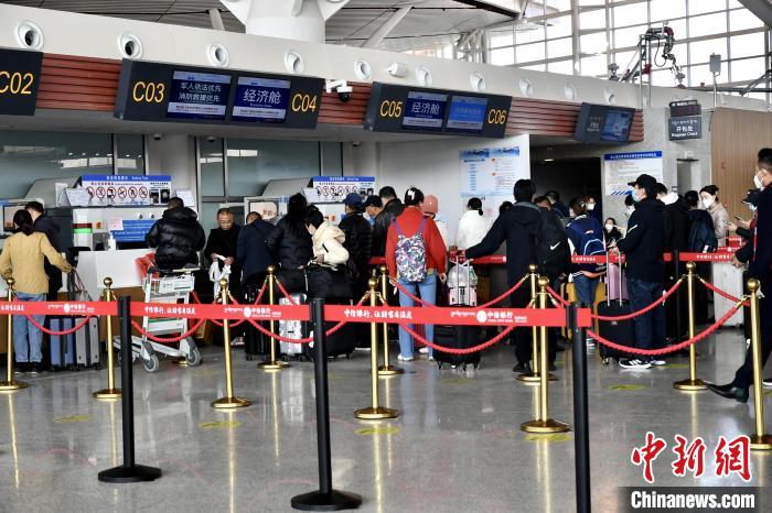 圖為旅客辦理登機手續(xù)?！≈芎?攝