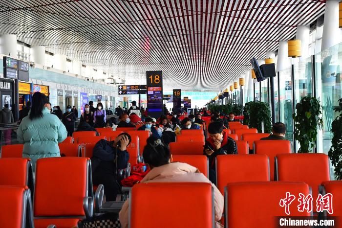 圖為旅客在機場候機室等待登機。　周航 攝