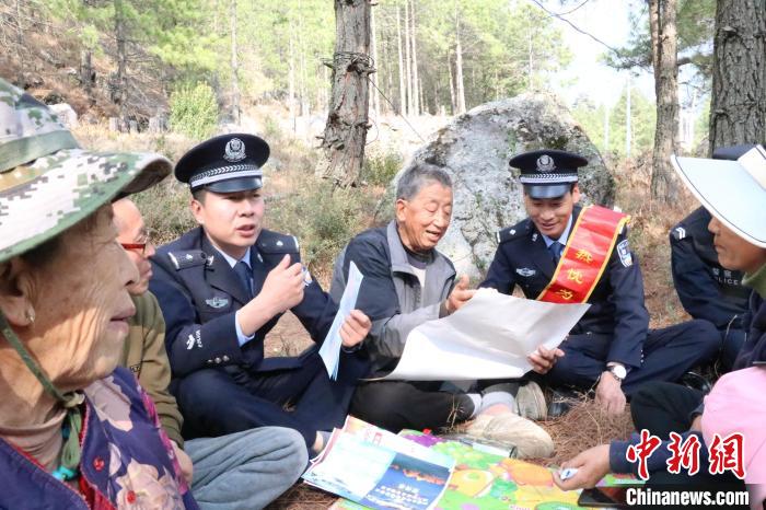 圖為竹瓦根邊境派出所民警為轄區(qū)群眾宣講森林防火常識?！≈裢吒吘撑沙鏊?供圖