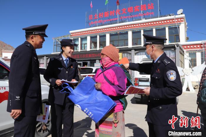 圖為日土邊境派出所民警在選轄區(qū)宣講國家安全知識?！∪尾?攝