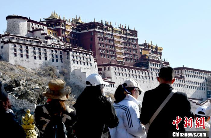 4月17日，游客在拉薩布達(dá)拉宮觀景臺(tái)拍照留念。　李林 攝