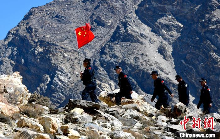 底雅邊境派出所民警夏永軍(左一)在巡邏中?！±盍?攝