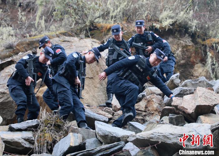 山南邊境管理支隊玉麥邊境派出所民警在邊境巡邏途中穿過亂石區(qū)?！∴嶇?攝