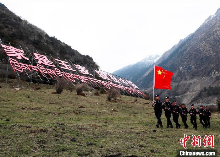 山南邊境管理支隊玉麥邊境派出所民警在轄區(qū)開展巡邏。　鄭琦山 攝