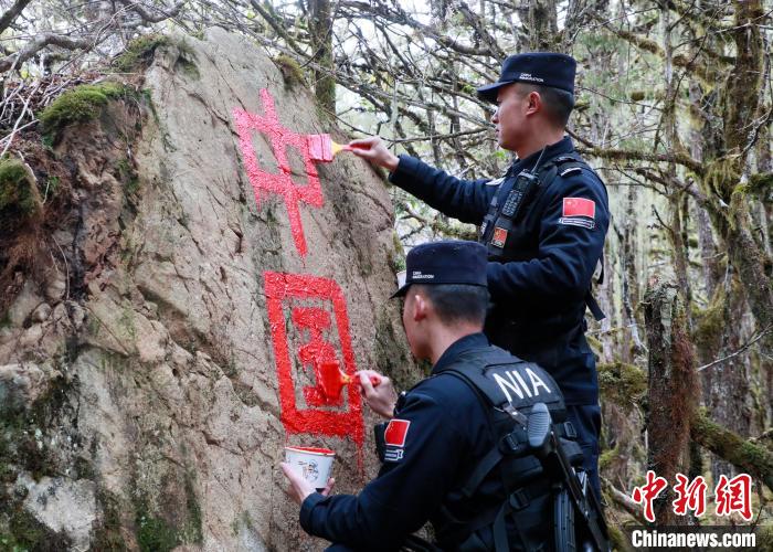 山南邊境管理支隊玉麥邊境派出所民警邊境巡邏途中在石頭上用油漆涂寫“中國”二字 ?！∴嶇?攝