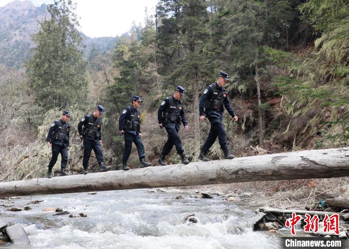山南邊境管理支隊玉麥邊境派出所民警邊境巡邏途中走過河道上“獨(dú)木橋”?！∴嶇?攝