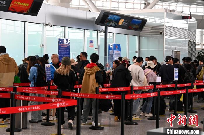圖為“五一”期間，拉薩貢嘎機場旅客密集出行?！≡黝D珠 攝