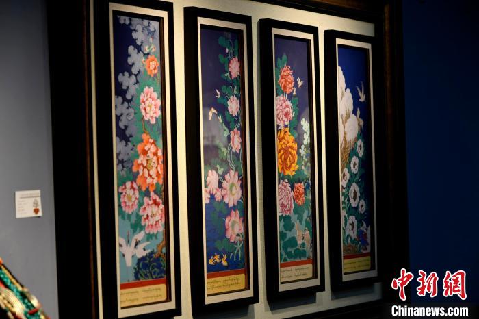圖為5月16日，展覽中新創(chuàng)唐卡作品《四季花》?！±盍?攝