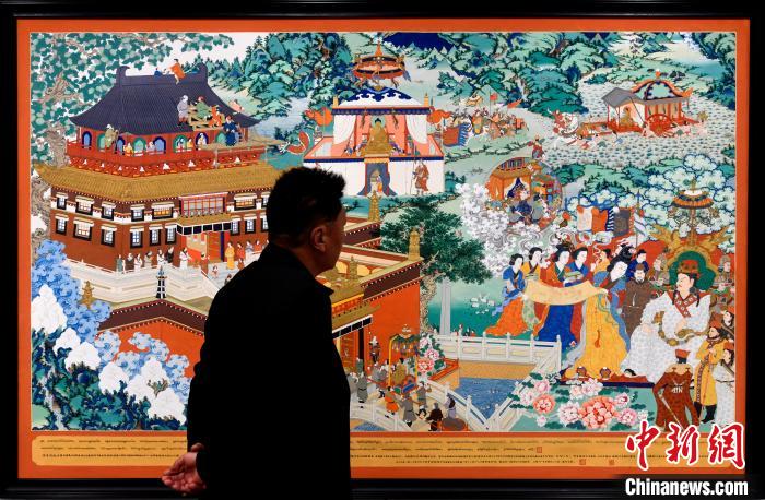 圖為5月16日，觀眾正在欣賞展覽中的新創(chuàng)唐卡作品。　李林 攝
