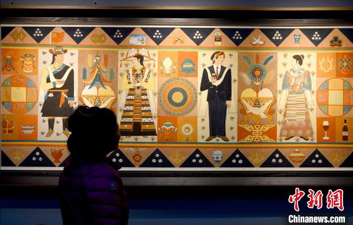 圖為5月16日，觀眾正在欣賞展覽中的新創(chuàng)唐卡作品?！±盍?攝