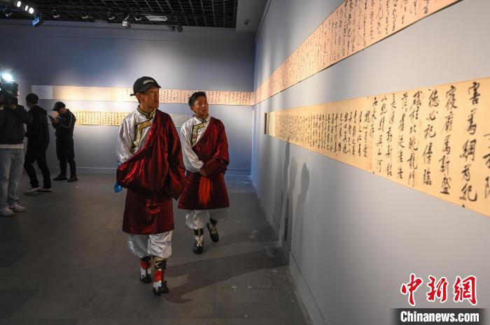 圖為學(xué)生參觀黃庭堅書法文獻(xiàn)展。　趙朗 攝