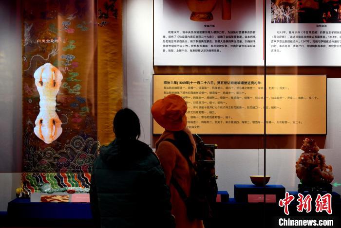 圖為5月18日，觀眾正在欣賞展覽。　李林 攝