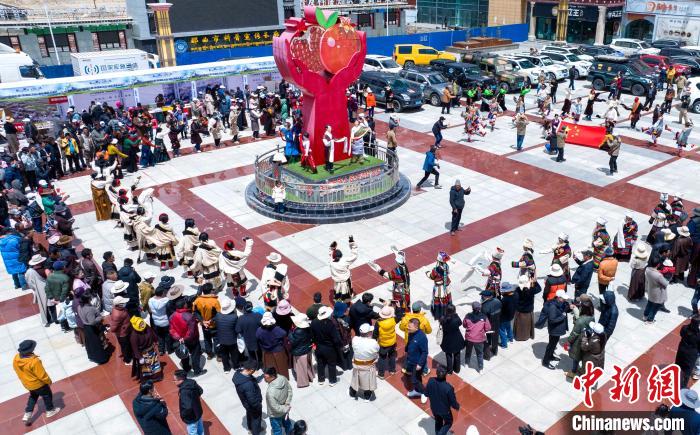 圖為“極地那曲 天際之旅”2023西藏那曲“中國(guó)旅游日”音樂美食嘉年華活動(dòng)現(xiàn)場(chǎng)?！∧乔形幕吐糜尉止﹫D