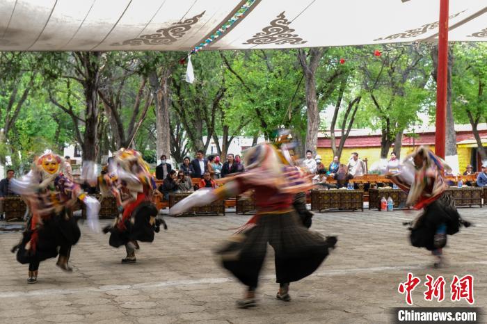 圖為活動(dòng)現(xiàn)場(chǎng)的藏戲表演?！〗w波 攝