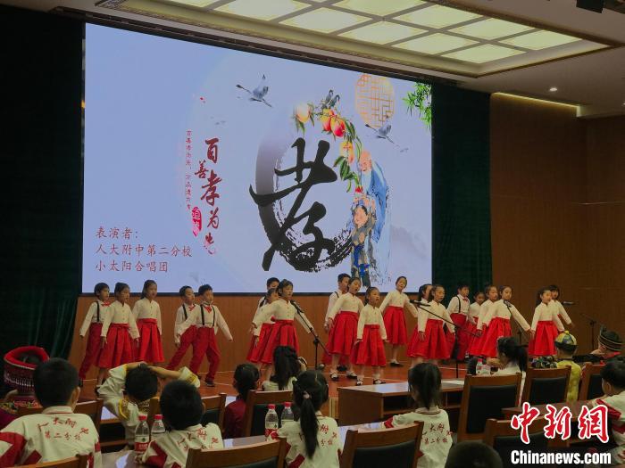圖為中國(guó)人民大學(xué)附屬中學(xué)第二分校的小朋友們合唱。　陳建新 攝