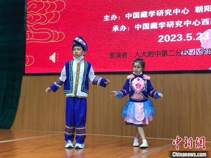 圖為中國(guó)人民大學(xué)附屬中學(xué)第二分校的小朋友們展示民族服飾?！￡惤ㄐ?攝