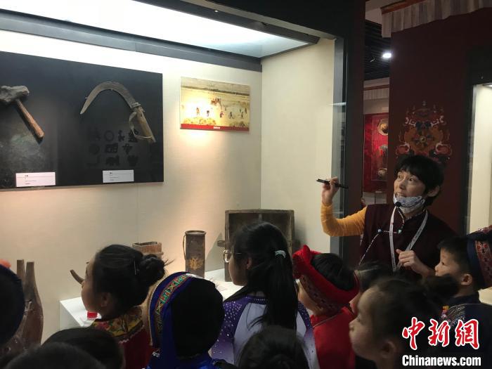 圖為中國(guó)人民大學(xué)附屬中學(xué)第二分校的小朋友們參觀“雪域星光——西藏傳統(tǒng)文化藝術(shù)展”?！￡惤ㄐ?攝