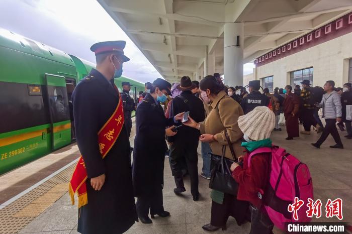 日喀則火車站工作人員引導(dǎo)乘客乘坐高原復(fù)興號(hào)?！《飞降?攝