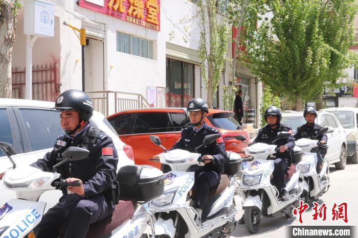 民警騎著電瓶車在轄區(qū)巡邏走訪?！↑S創(chuàng)偉 攝