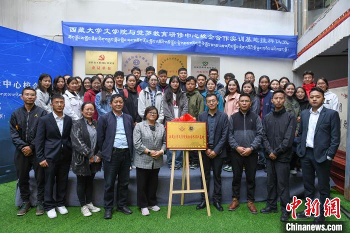 圖為揭牌儀式上合影?！∝暩聛硭?攝