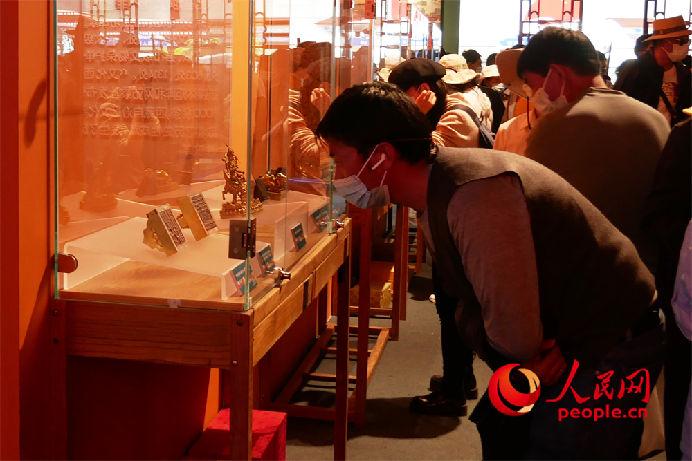 觀眾正在展區(qū)參觀。人民網(wǎng) 韋衍行攝