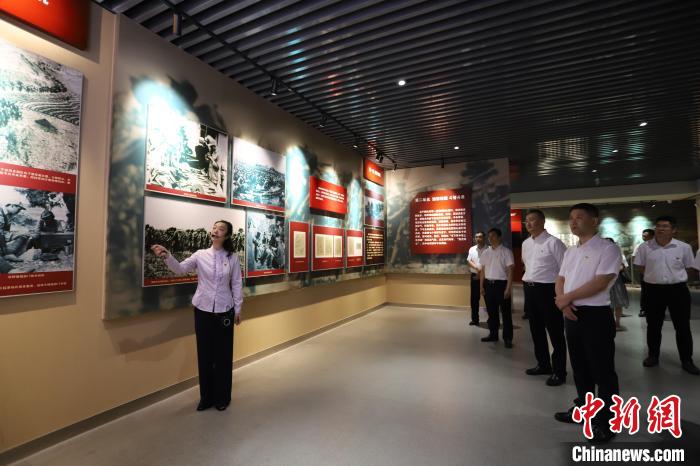 圖為西藏航空一行在臨沂市孟良崮戰(zhàn)役紀(jì)念館開展主題教育活動?！〗?攝