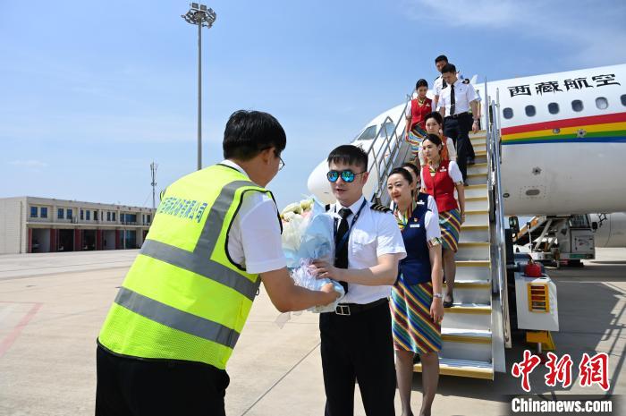 圖為機(jī)組順利抵達(dá)后獲贈祝賀?！≮w朗 攝