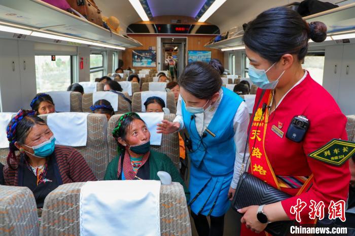 農(nóng)牧民乘坐高原復(fù)興號(hào)動(dòng)車組出行?！≈軔傁?攝