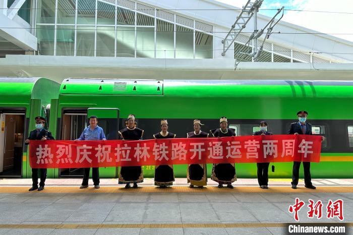 中國(guó)鐵路青藏集團(tuán)有限公司慶祝拉林鐵路開(kāi)通運(yùn)營(yíng)兩周年?！±詈Ｐ?攝