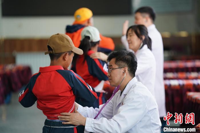 6月26日，西藏日喀則特校的孩子參加先心病篩查?！√K丹 攝