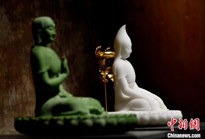圖為展覽中圍繞西藏歷史與傳統(tǒng)創(chuàng)作的雕塑作品?！±盍?攝