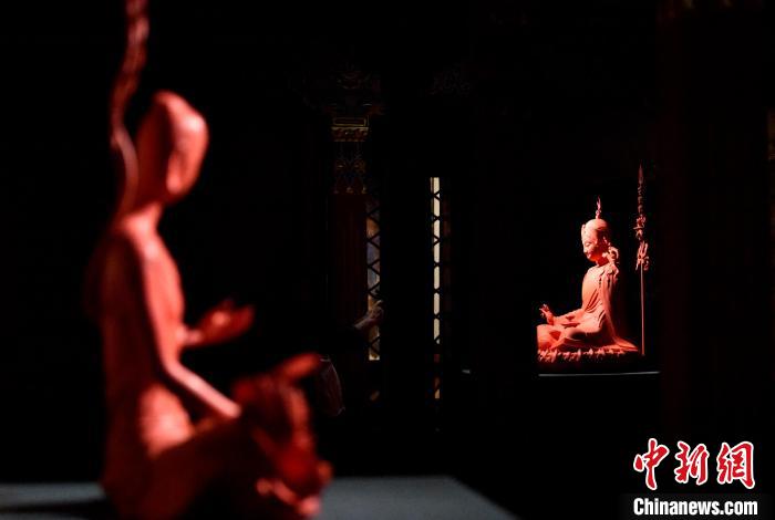 圖為展覽中圍繞西藏歷史與傳統(tǒng)創(chuàng)作的雕塑作品?！±盍?攝