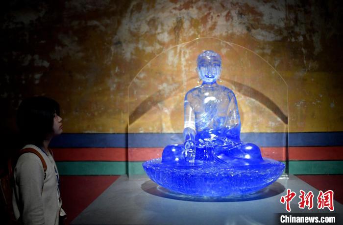 圖為觀眾正在欣賞展覽中的雕塑作品?！±盍?攝