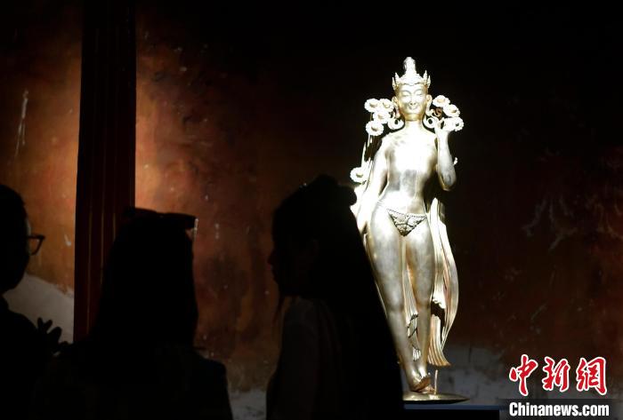 圖為觀眾正在欣賞展覽中的雕塑作品《八萬四千年》?！±盍?攝